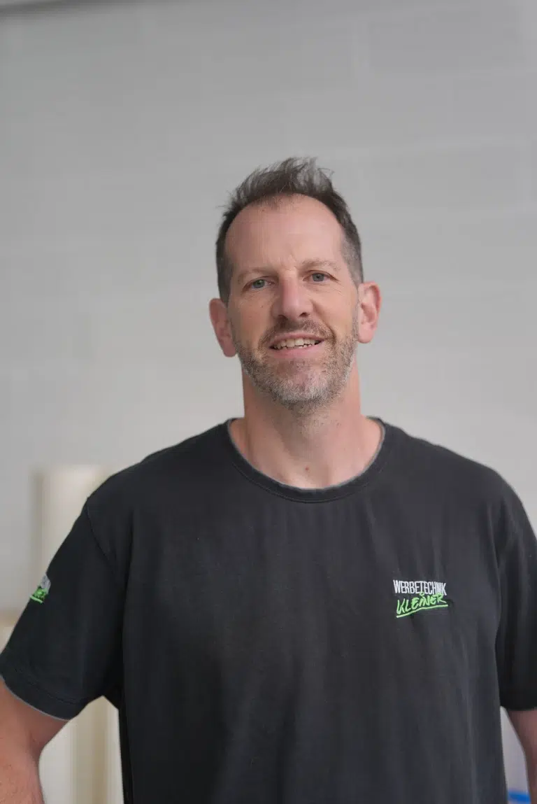 Mitarbeiter von Werbetechnik Kleiner GmbH mit Erfahrung in Montage und Werbeanlagen.