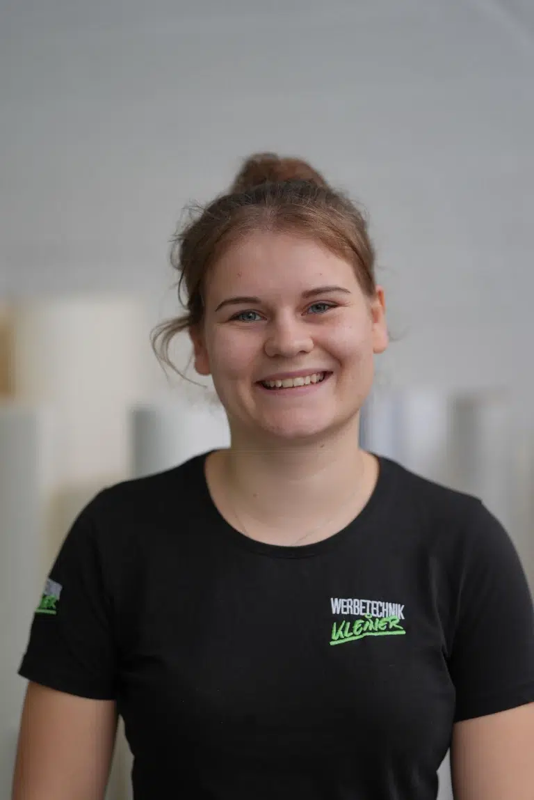 Mitarbeiterin von Werbetechnik Kleiner GmbH aus dem Produktionsteam für Digitaldruck und Folienverarbeitung.