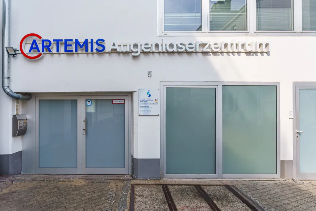 Eingangsbereich der Artemis Augenklinik mit klarer Beschilderung, realisiert durch Werbetechnik Kleiner GmbH