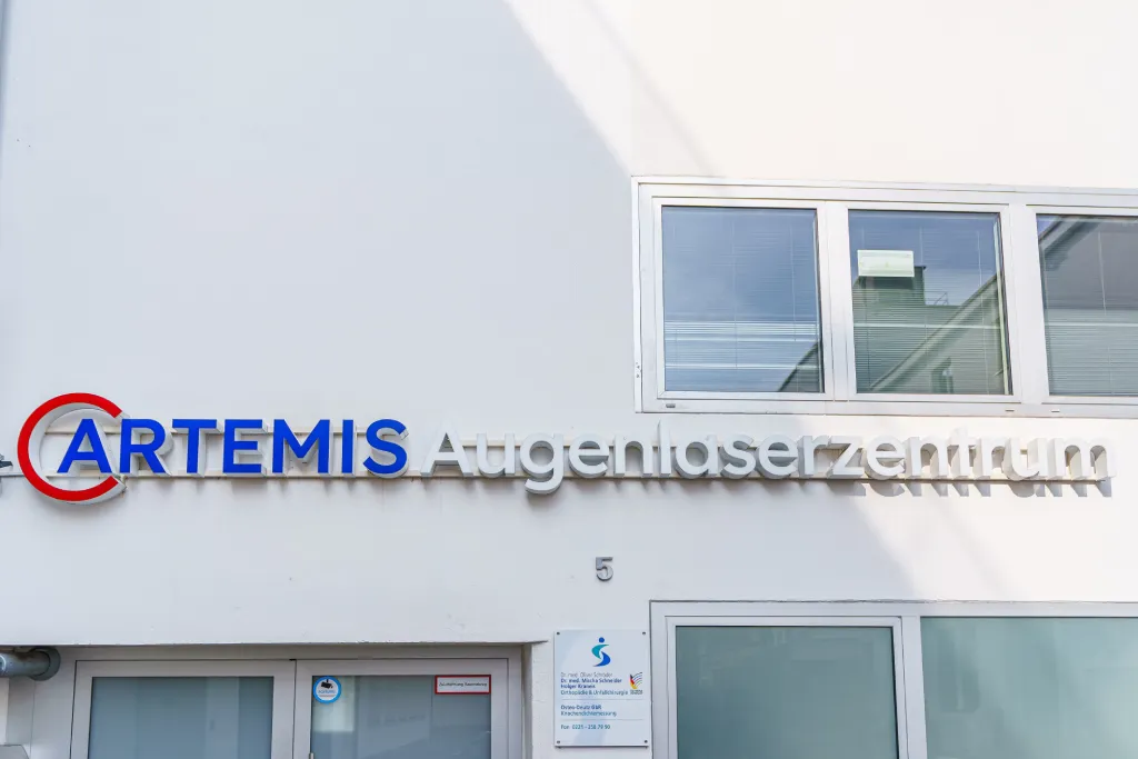 Außenansicht der Artemis Augenklinik mit Fassadenbeschriftung, umgesetzt von Werbetechnik Kleiner GmbH