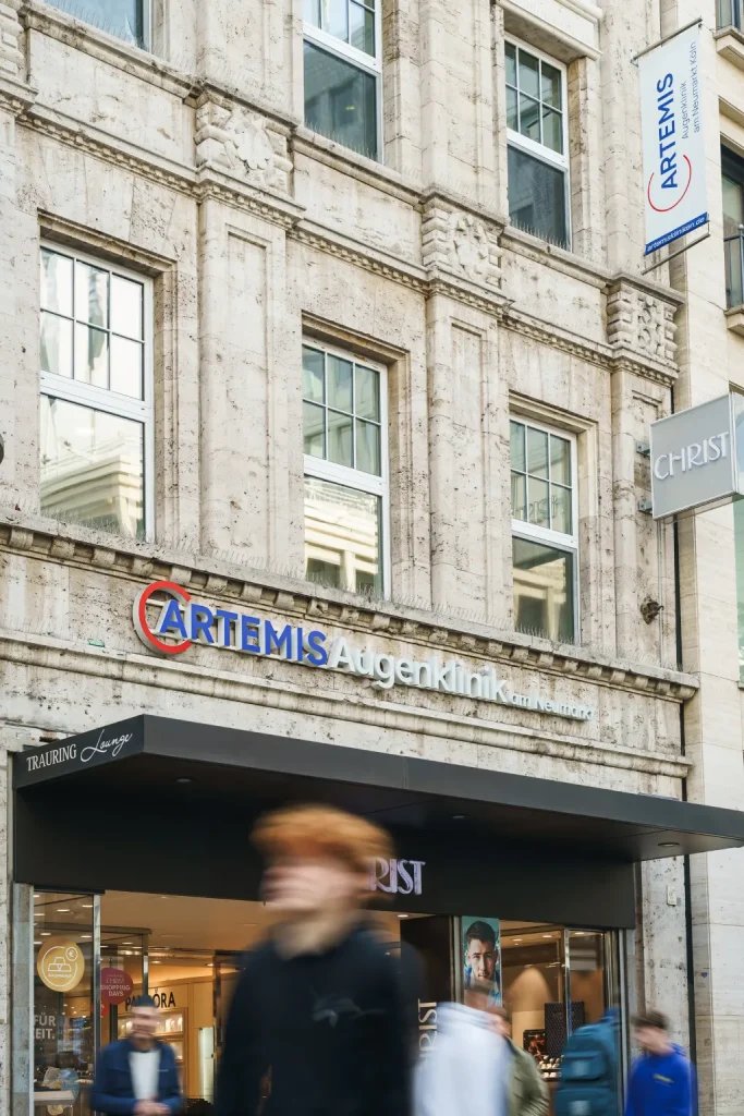 Fassadenbeschriftung der Artemis Augenklinik an einem historischen Gebäude, umgesetzt durch Werbetechnik Kleiner GmbH