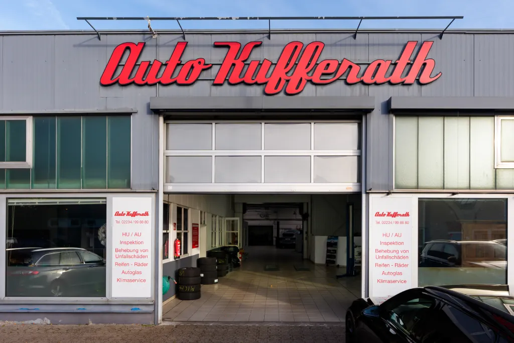 Komplette Gebäudefront von Auto Kufferath mit markanter Dachbeschriftung, ausgeführt von Werbetechnik Kleiner GmbH