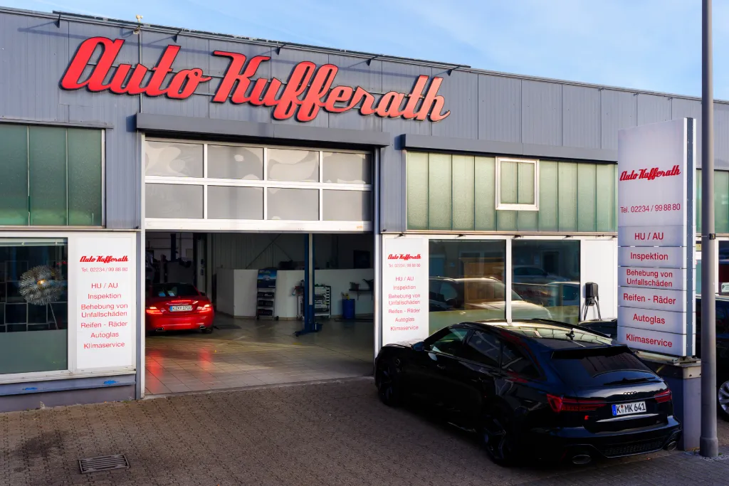 Eingangs- und Hofbereich von Auto Kufferath mit gut sichtbarer Fassadenwerbung, Werbetechnik Kleiner GmbH