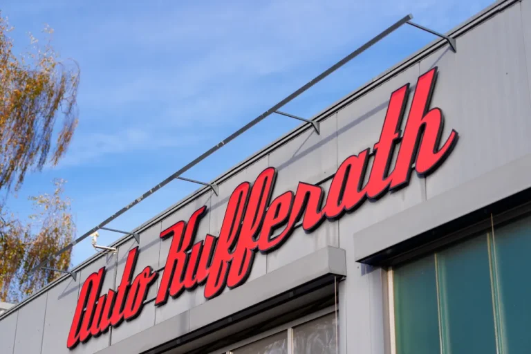 Detailansicht der roten Profilbuchstaben Auto Kufferath an der Gebäudeaußenwand, Werbetechnik Kleiner GmbH