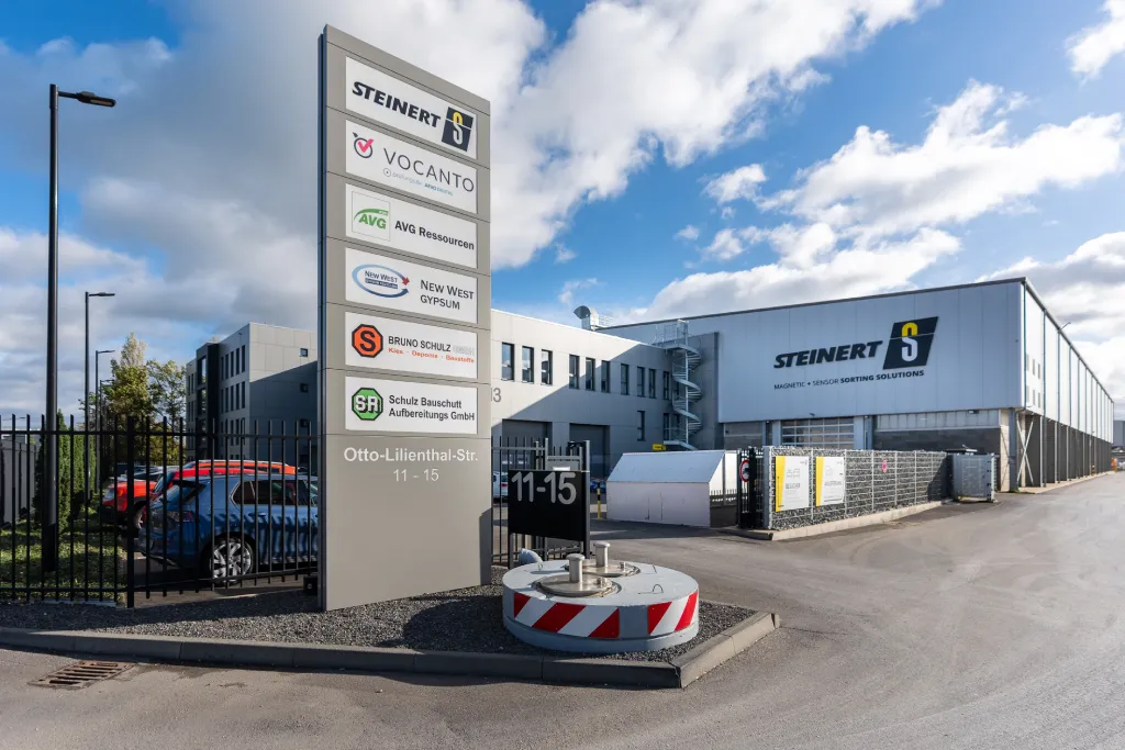 Werbepylon mit Richtungs- und Markenübersicht auf dem Gelände, ausgeführt von Werbetechnik Kleiner GmbH