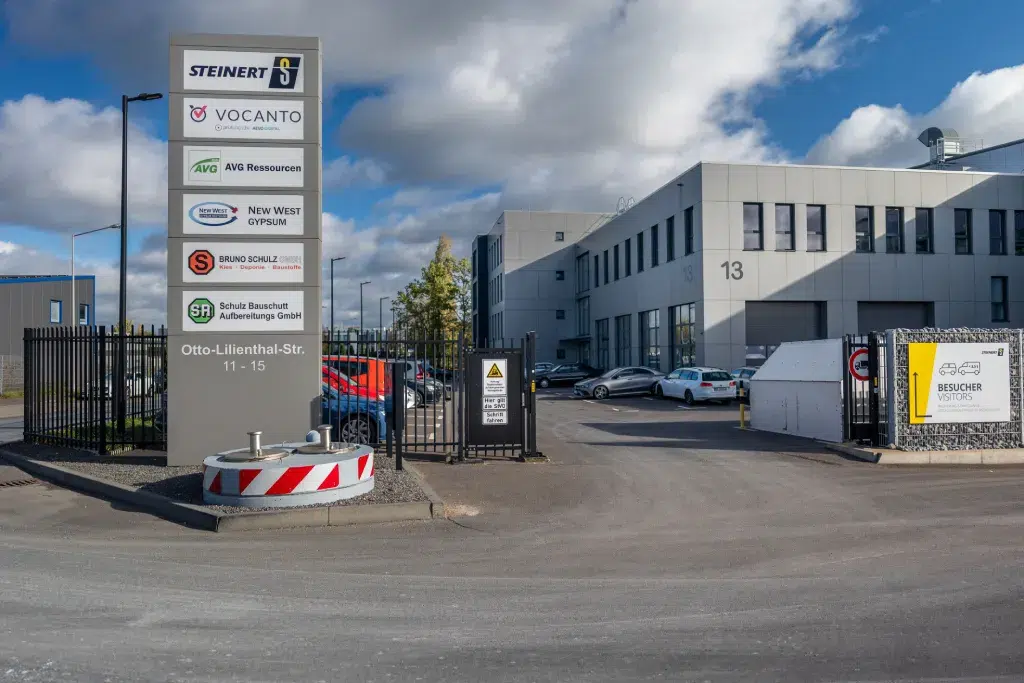 Außenansicht des Betriebsgeländes mit montiertem Werbepylon im Hintergrund, realisiert durch Werbetechnik Kleiner GmbH