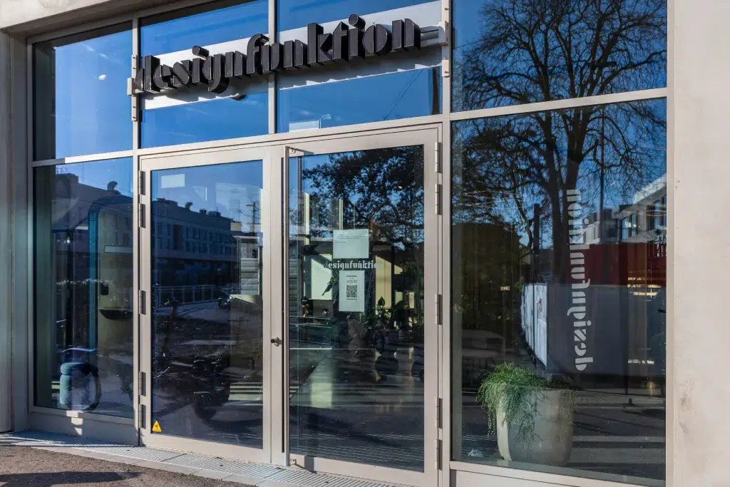 Schaufensterfront von Designfunktion mit montierter Außenwerbung und Spiegelung, Werbetechnik Kleiner GmbH