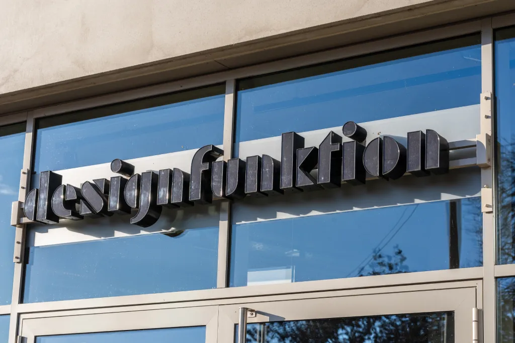 Detailaufnahme der Designfunktion Fassadenbeschriftung mit klarer Typografie, gefertigt von Werbetechnik Kleiner GmbH