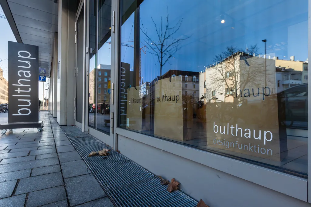 Außenperspektive des bulthaup Stores mit moderner Werbeanlage bei Tageslicht, Werbetechnik Kleiner GmbH