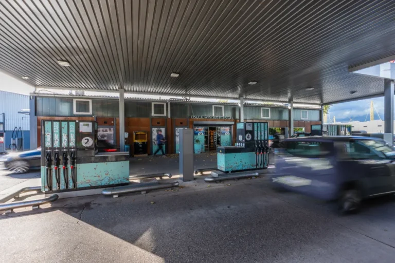 Außenwerbung und Beschilderung an einer Tankstelle mit Digitaldruckelementen, realisiert von Werbetechnik Kleiner GmbH.