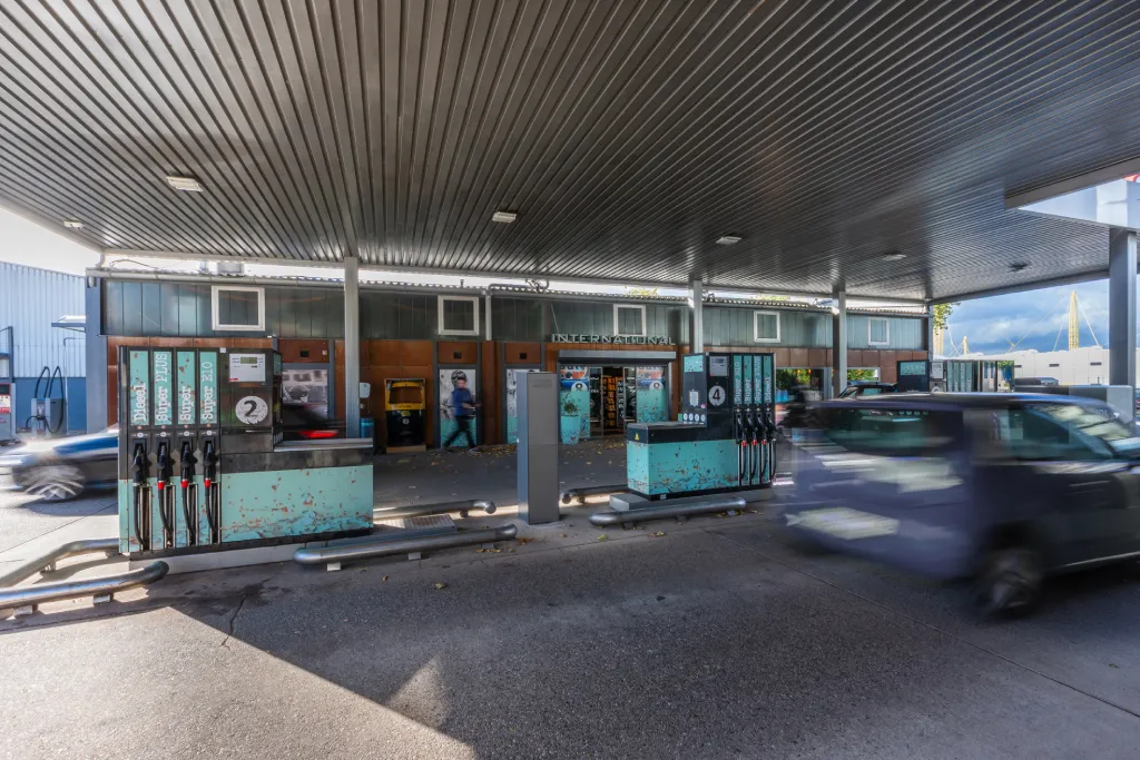 Außenwerbung und Beschilderung an einer Tankstelle mit Digitaldruckelementen, realisiert von Werbetechnik Kleiner GmbH.