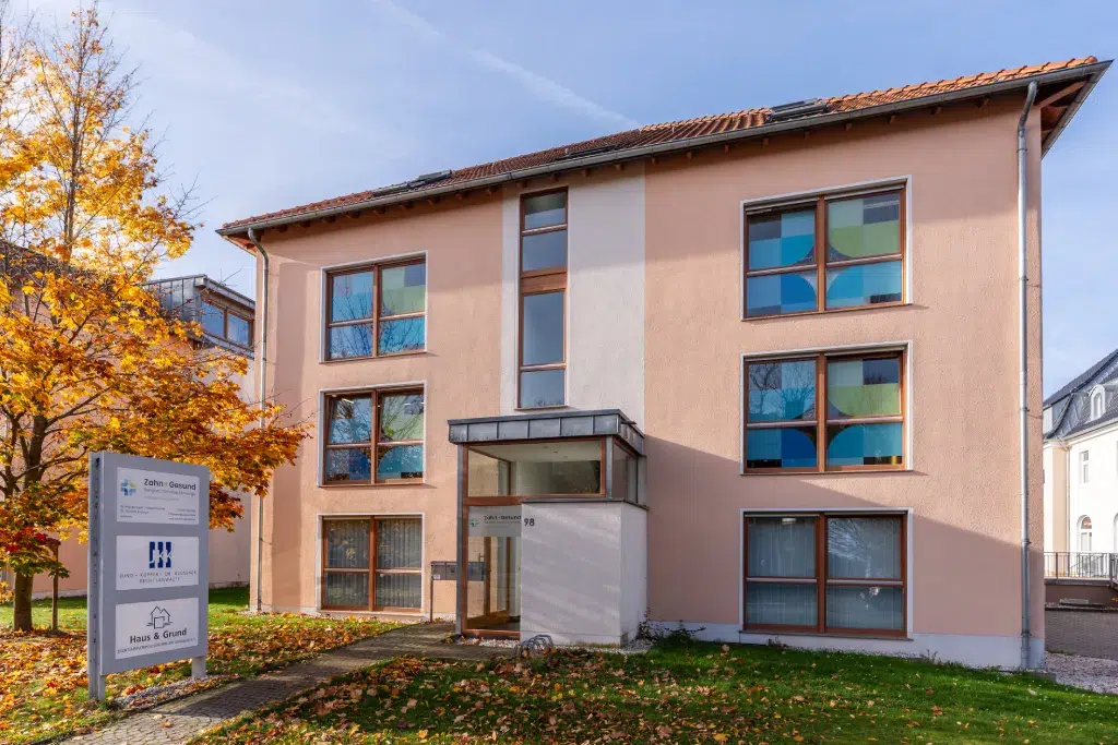 Gesamtansicht eines Gebäudes mit dekorativer Fensterfolierung im Außenbereich, realisiert durch Werbetechnik Kleiner GmbH