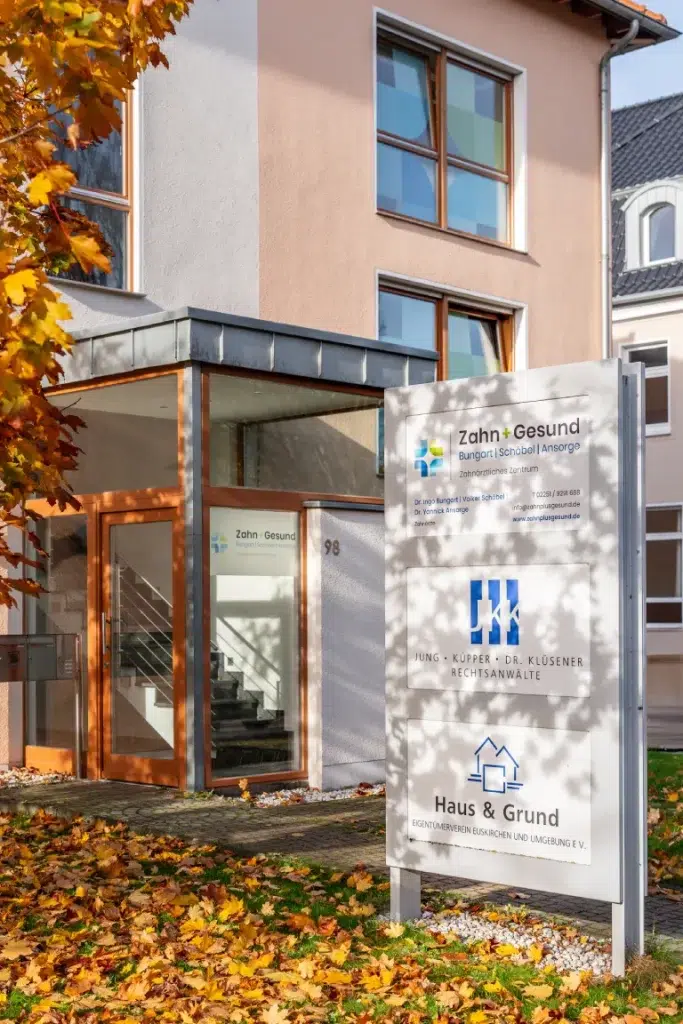 Außenansicht eines Gebäudeeingangs mit Glasfolierung und Informationsbeschilderung, gefertigt von Werbetechnik Kleiner GmbH