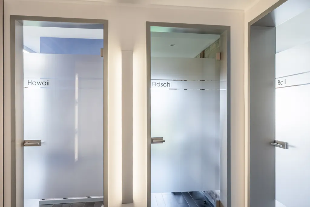 Innenraum mit Glaswand und dezenter Sichtschutzfolie in moderner Praxisumgebung, Projekt von Werbetechnik Kleiner GmbH