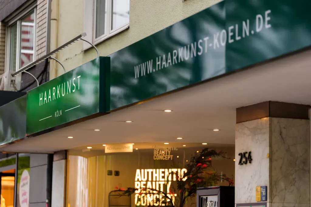 Detailansicht der Markise mit integrierter Beschriftung über dem Schaufenster, ausgeführt von Werbetechnik Kleiner GmbH