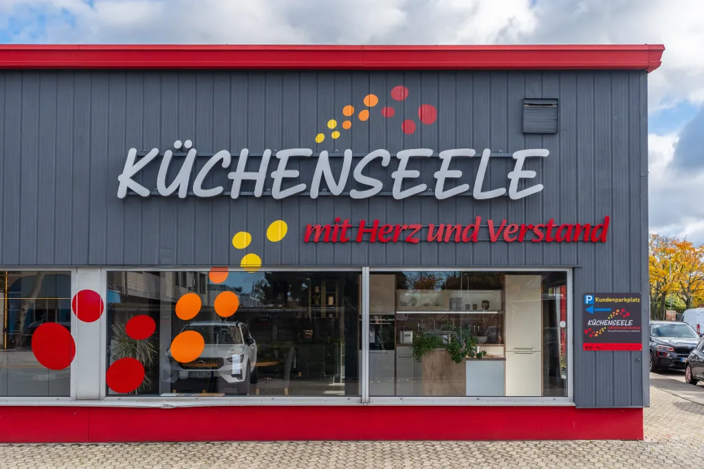 Schaufensterfront Küchenseele mit markanter Außenwerbung und Punktgrafik, Werbetechnik Kleiner GmbH