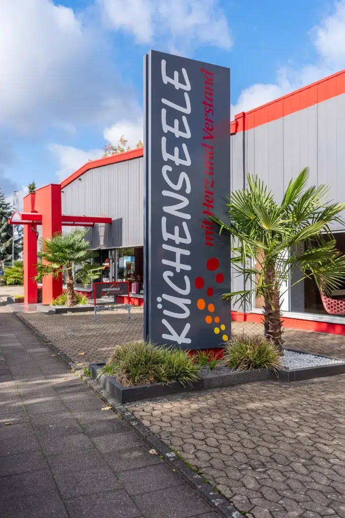 Freistehender Werbepylon Küchenseele mit Logo und Farbkonzept im Außenbereich, ausgeführt von Werbetechnik Kleiner GmbH