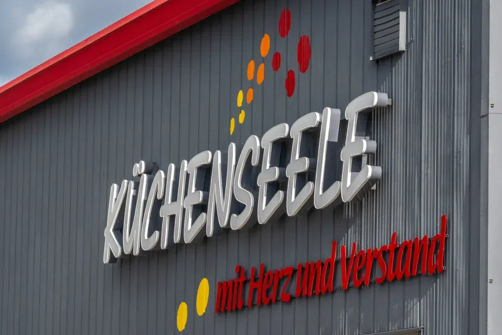 Fassadenbeschriftung Küchenseele mit modernen Profilbuchstaben auf Metallfassade, Projekt von Werbetechnik Kleiner GmbH