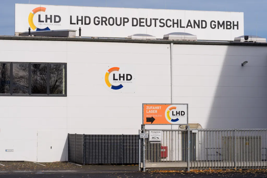 Eingangsbereich der LHD Group mit Logo-Schild und Wegeleitung, gefertigt von Werbetechnik Kleiner GmbH