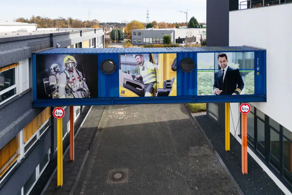 Durchfahrtsbereich mit individuell gestalteter Wandgrafik und Schutzsystem, realisiert durch Werbetechnik Kleiner GmbH