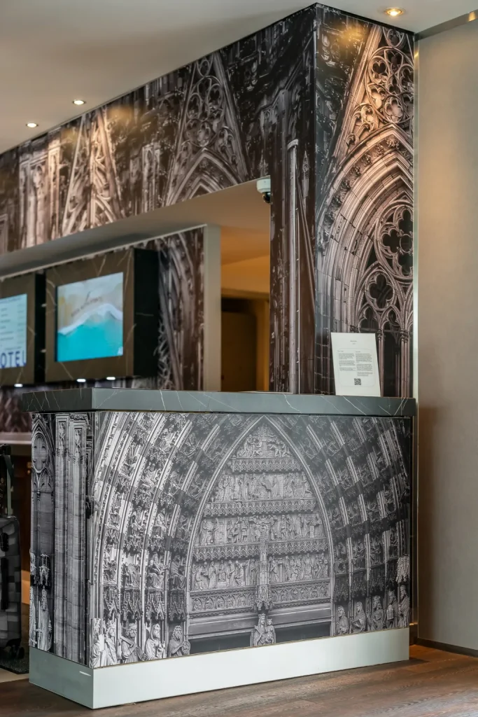 Design-Theke mit großformatigem Motivdruck und integrierter Bildschirmfläche, gefertigt von Werbetechnik Kleiner GmbH