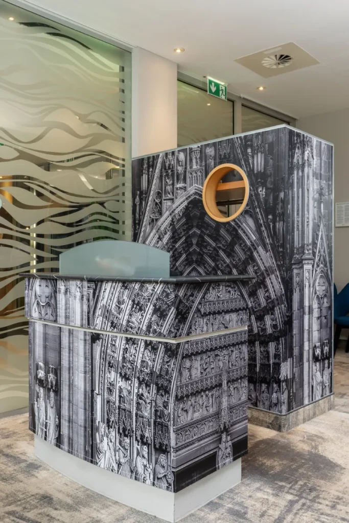 Empfangstresen mit individuell gestalteter Designfolie und Logo-Applikation, Projekt von Werbetechnik Kleiner GmbH