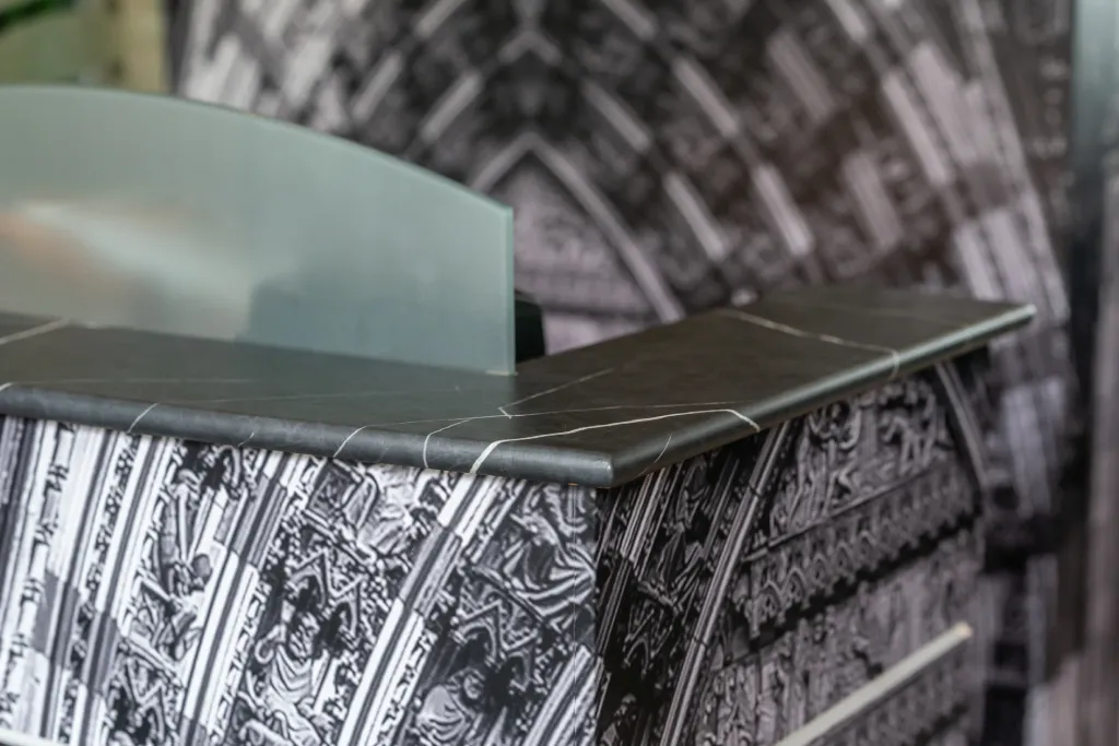 Nahansicht der Kantenverarbeitung einer Thekenfolierung mit strukturierter Grafik, realisiert durch Werbetechnik Kleiner GmbH