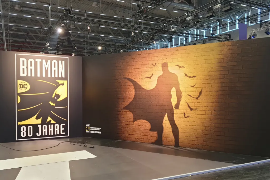 Großformatige Wandgrafik mit Tiermotiv auf einem Messestand im Innenbereich, umgesetzt von Werbetechnik Kleiner GmbH