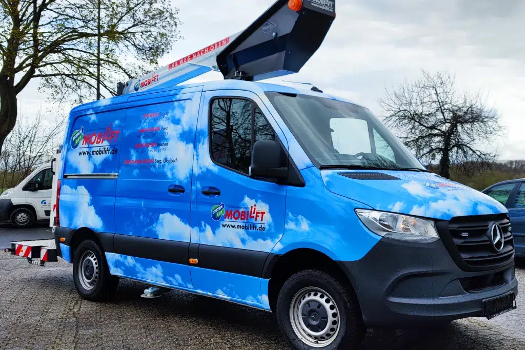 Vollfolierter Transporter mit dynamischem Grafikdesign im Außenbereich, ausgeführt von Werbetechnik Kleiner GmbH