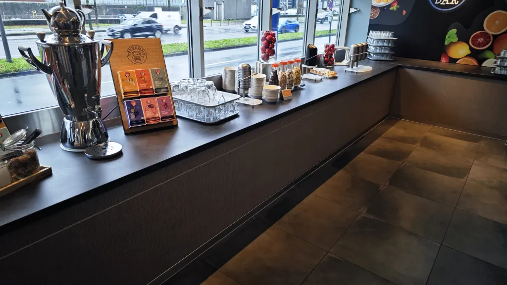 Thekenbereich mit durchgehender Folierung und integrierter Ablagefläche, ausgeführt von Werbetechnik Kleiner GmbH