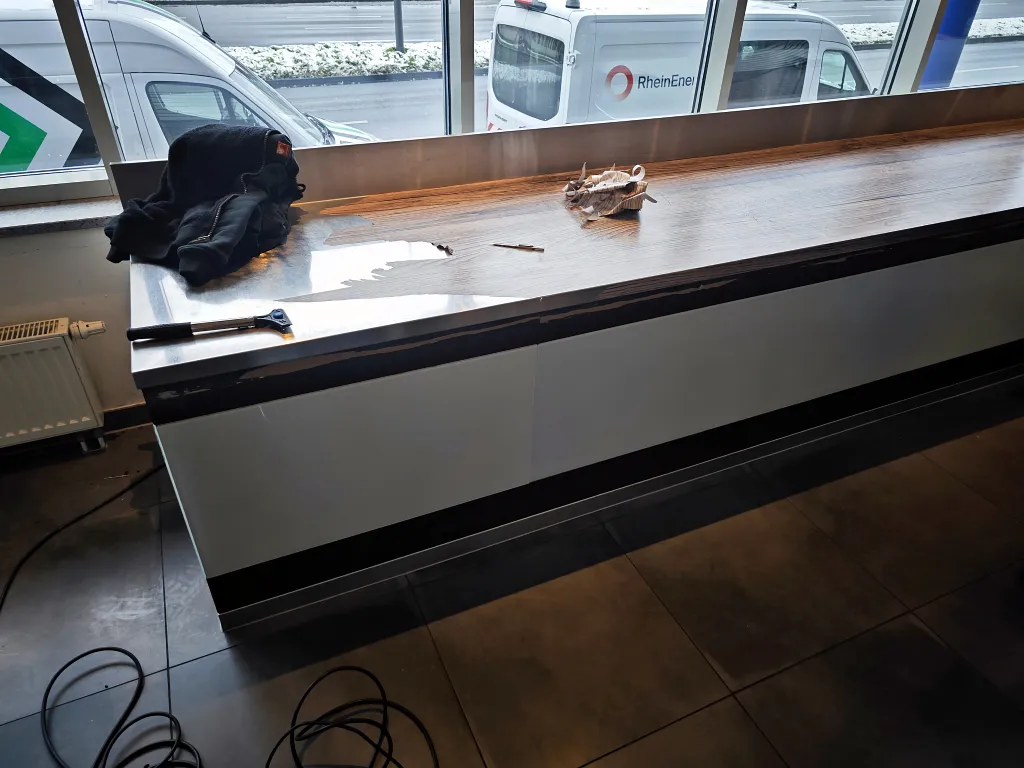 Detailansicht einer folierten Thekenfront mit präziser Kantenführung, realisiert durch Werbetechnik Kleiner GmbH