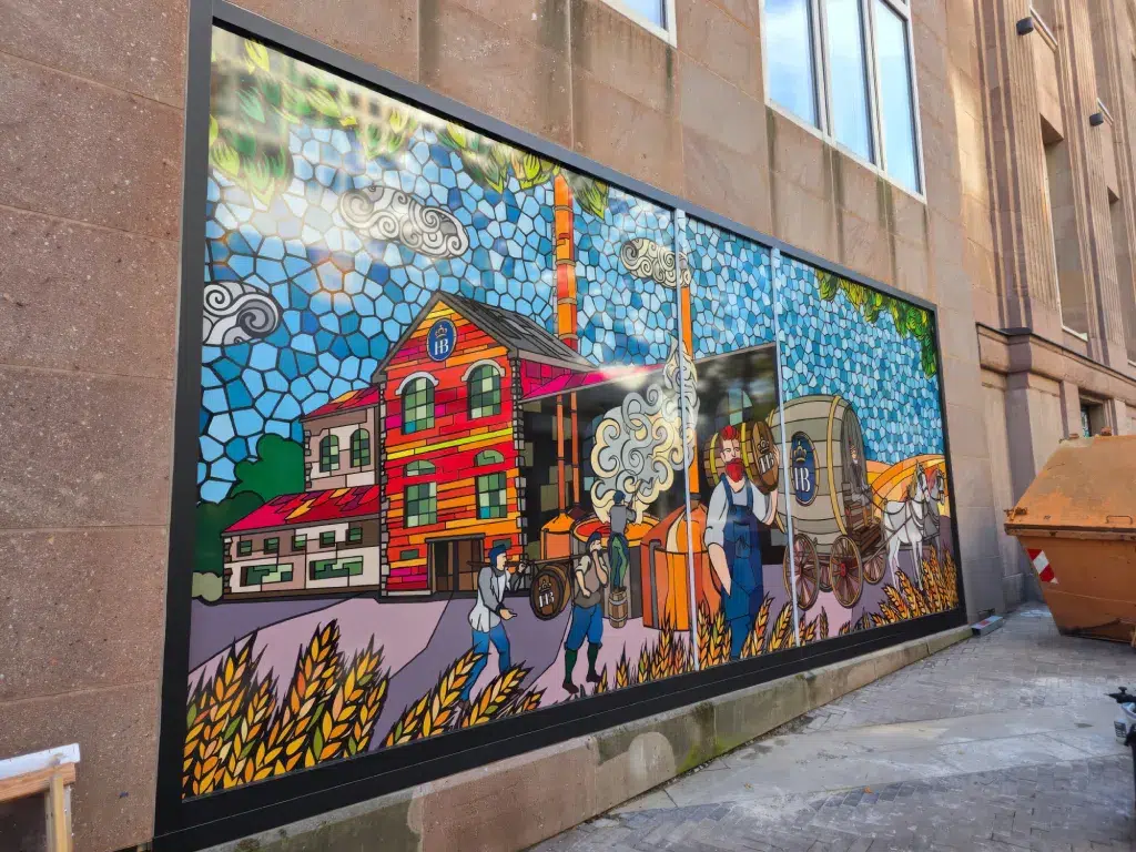 Großformatige Wandgestaltung mit farbenreichem Motivdruck im Außenbereich, Projekt von Werbetechnik Kleiner GmbH