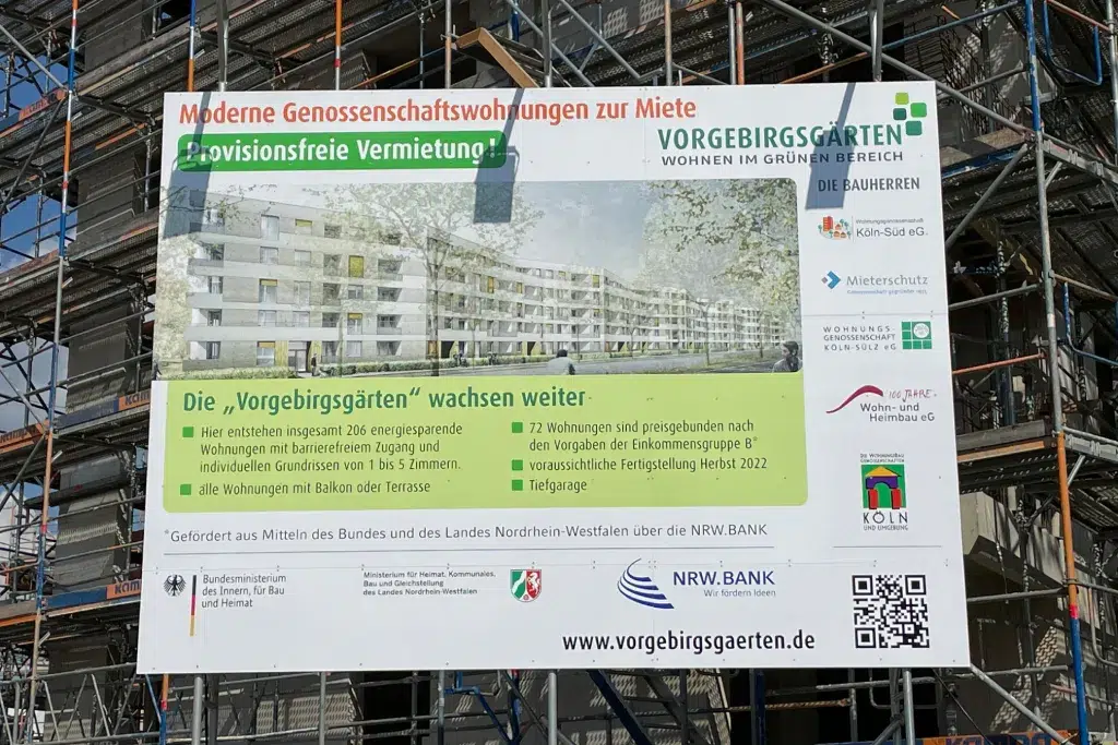 Bedrucktes Informationsschild und Werbetafel, produziert von Werbetechnik Kleiner GmbH für professionelle Beschilderung und Außenwerbung.